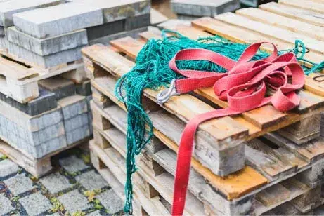 Palets con cuerdas roja y verde por encima
