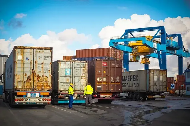 Contenedores esperando a ser transportados