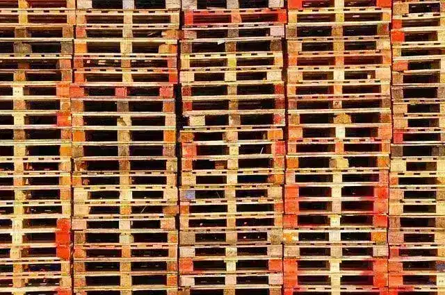 Palets de madera enfocados desde cerca