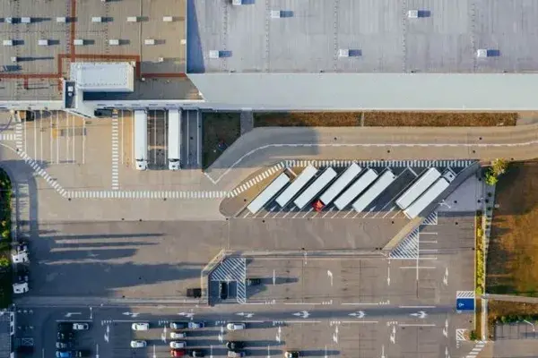Vista aerea de un operador logistico con camiones blancos