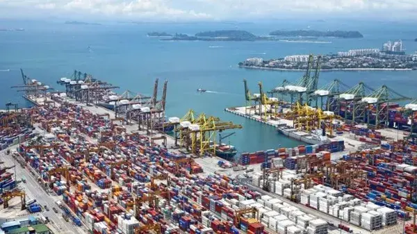 Vista aerea de un puerto dedicado al transporte