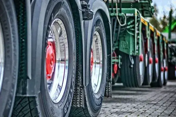 Dos ruedas de un camión enfocadas desde cerca