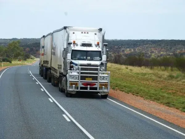 Camion americano blanco realizando un transporte