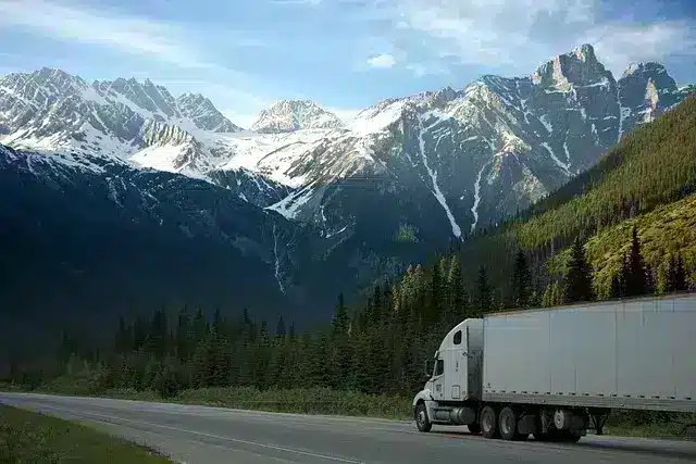 Camion blanco sobre fondo montañoso
