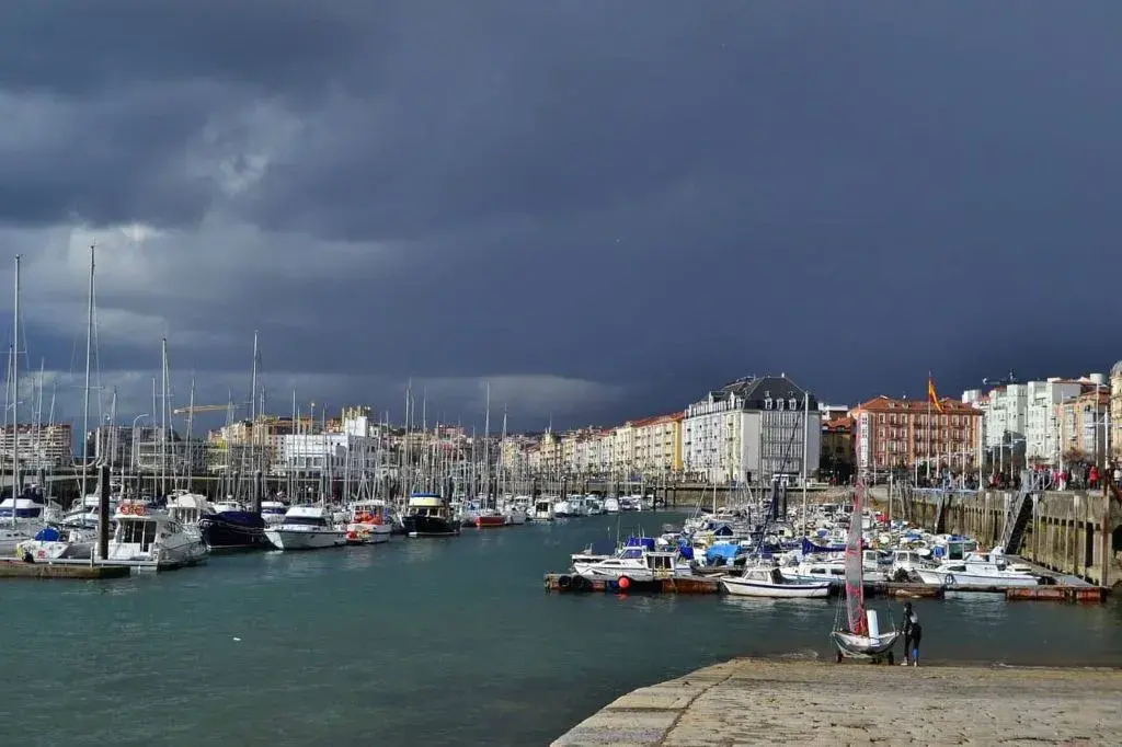 Puerto de Santander lleno de barcos