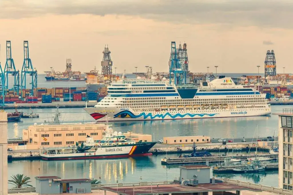 Puerto con barco para transporte de mercancias