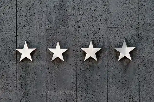 Cuatro estrellas blancas sobre fondo gris