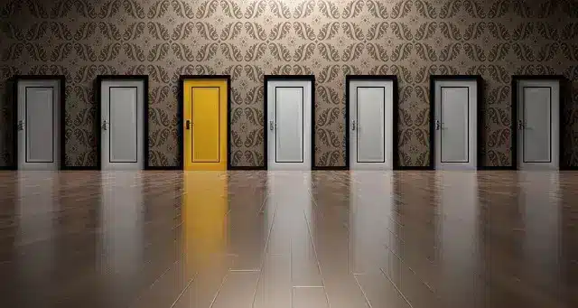 Seis puertas de color gris y una amarilla